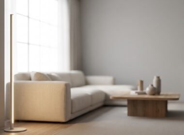 Helles Wohnzimmer mit smarter Steckdose und LED-Lampe