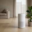 Weißer Luftreiniger in einem hellen minimalistischen Wohnzimmer