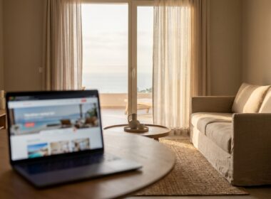 Sonnige Ferienwohnung mit geöffnetem Laptop auf dem Tisch