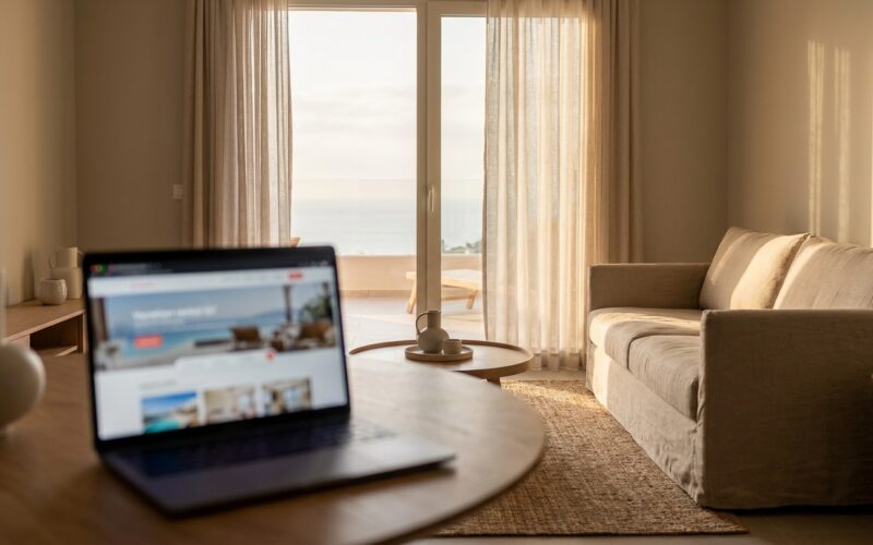 Sonnige Ferienwohnung mit geöffnetem Laptop auf dem Tisch